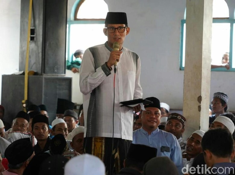 Diberi Kelengkeng Kiai di Banyuwangi, Sandi Batalkan Puasa Sunnah Diberi Kelengkeng Kiai di Banyuwangi, Sandi Batalkan Puasa Sunnah