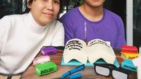 Tak hanya dekat dengan Nathania dan Daud, Veronica juga dekat dengan anak sulungnya, Sean. Ia memberi kue bertema buku saat ulang tahun Sean ke-18. Foto: Instagram nachoseann  