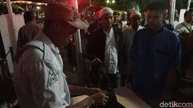 Peserta Munajat 212 yang Hendak ke Monas Diperiksa Metal Detector