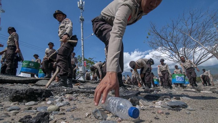 Memperingati Hari Peduli Sampah Nasional, warga hingga polisi menggelar aksi bersih-bersih. (Foto: Antara Foto) Memperingati Hari Peduli Sampah Nasional, warga hingga polisi menggelar aksi bersih-bersih. (Foto: Antara Foto)