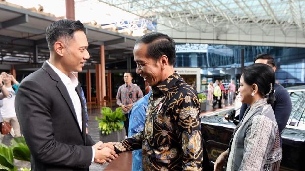 Kaesang Temani Jokowi Jenguk Ani Yudhoyono di Singapura