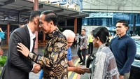 Jokowi disambut oleh putra sulung SBY, Agus Harimurti Yudhoyono (AHY) saat tiba di National University Hospital, Singapura untuk menjenguk Ani Yudhoyono. Istri Jokowi, Iriana dan Putra Jokowi, Kaesang Pangarep ikut menemani (Laily Rachev - Biro Pers Sekretariat Presiden)
