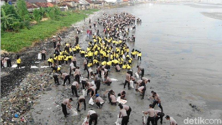 Wow Pantai Boom Diserbu Ribuan Tim Sapu Bersih Sampah