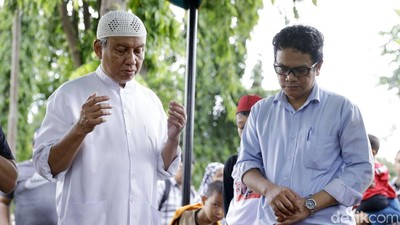 Doa Krisna di Pemakaman Nana Krip