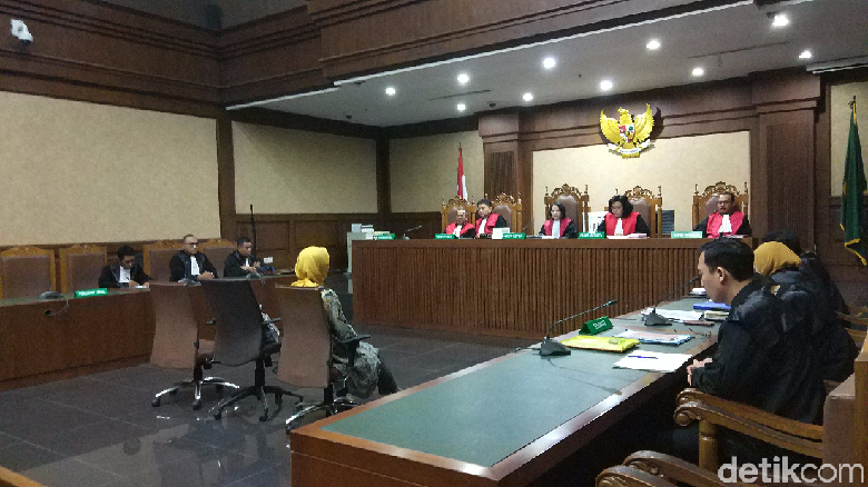 Hakim Tolak Eksepsi Eks Dirut Pertamina Karen Agustiawan Hakim Tolak Eksepsi Eks Dirut Pertamina Karen Agustiawan