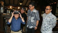 Setelah puas mengunjungi taman terakota, ia melanjutkan perjalanannya ke sanggar Genjah Arum. Di sini ia menikmati Kopai Osing racikan dari Iwan Subekti. Sebagai seorang peracik kopi internasional, Iwan sukses mengembangkan kopi yang dihasilkan Banyuwangi memiliki cita rasa dunia.