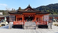 Bagian dalam kuil ada Haraiden di tengah sebagai tempat berdoa, Taka-Butai sebagai bagian tertinggi untuk pementasan seni tari, Hira-Butai di paling depan untuk menyambut tamu. (Bonauli/detikTravel)