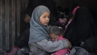 Ratusan warga sipil, khususnya wanita dan anak-anak dievakuasi dari Desa Baghuz, yang berada di dekat perbatasan Irak dan Suriah, yang disebut sebagai kantong pertahanan terakhir ISIS. Felipe Dana/AP Photo.