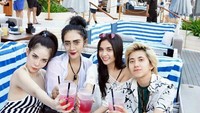 Bersama penyanyi Dera Siagian, Vernita lagi santai minum di Bali. Ia juga ditemani beberapa sahabatnya yang lain. Foto: Instagram vernitasyabilla