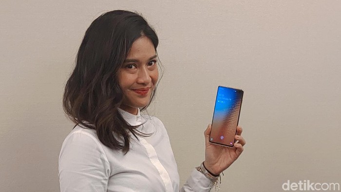 Dian Sastro membeberkan deretan fitur kamera favoritnya di Samsung Galaxy S10+. (Foto: Muhamad Imron Rosyadi/detikINET) Dian Sastro membeberkan deretan fitur kamera favoritnya di Samsung Galaxy S10+. (Foto: Muhamad Imron Rosyadi/detikINET)