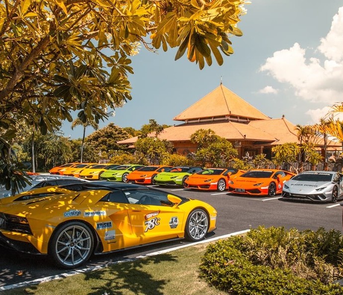 Komunitas Mobil Mewah Lamborghini Plesiran di Bali