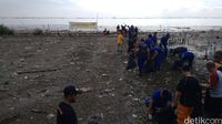 Hari Peduli Sampah, Polisi Galang Gerakan Bersih Pantai di Jabar