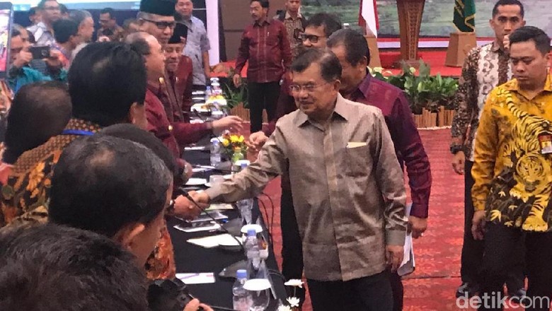 Gubernur Iri Gaji Anggota DPRD, JK: Gaji Wapres Setengah Gaji DPRD Gubernur Iri Gaji Anggota DPRD, JK: Gaji Wapres Setengah Gaji DPRD