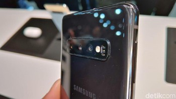 Baik Galaxy S10 maupun Galaxy S10+ mengusung tiga kamera belakang. Foto: Muhamad Imron Rosyadi/detikINET