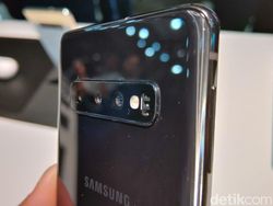 Menggenggam Samsung Galaxy S10 dan Galaxy S10+ yang Menawan