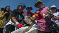 Ketua Umum Bhayangkari Pusat Ny. Tri Tito Karnavian (kedua dari kanan) hadir dalam aksi bersih-bersih sampah di Pantai Talise, Palu, Sulawesi Tengah, Kamis (21/2/2019). Antara Foto/Basri Marzuki.