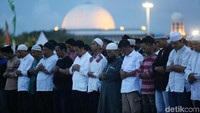 Peserta mengambil saf di depan panggung utama.