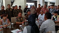 Sebelum dilakukan penyegelan tim menggelar pertemuan dengan perwakilan manajemen hotel. Dalam pertemuan tersebut tim menjelaskan ada beberapa perizinan yang tidak dilengkapi sehingga hotel bintang 4 itu harus disegel.