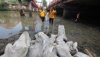 Aksi bersih-bersih sampah juga dilakukan di Sungai Kalimas, Surabaya, Jawa Timur. Aksi itu diikuti oleh anggota kepolisian Polrestabes Surabaya, pelajar, dan masyarakat. Antara Foto/Didik Suhartono.
