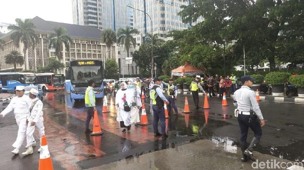 Massa mulai berdatangan jelang Munajat 212 di Monas.