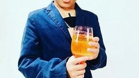 Kira-kira minuman apa ya yang sedang dipegang Muntazar?? Foto: Instagram@muntazzi_daily