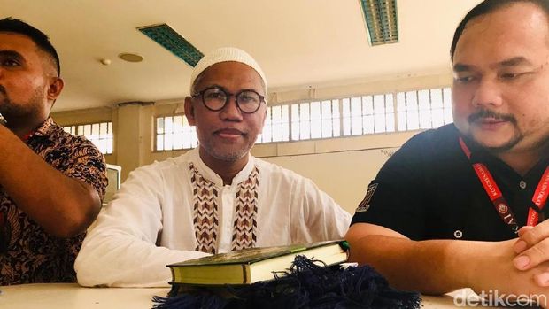 Buni Yani dan pengacaranya Aldwin Rahadian
