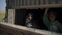 Evakuasi warga sipil pun menjadi pilihan utama untuk menghindari mereka menjadi sasaran pemboman udara dari kedua kubu yang berperang. Felipe Dana/AP Photo.