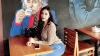 Sebelum ngopi, Vernita sempatkan pose dulu di coffee shop Instagramable. Foto: Instagram vernitasyabilla