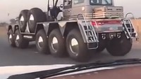 Body original mobil seluruhnya telah diganti dengan pilihan Hamad sendiri sesuai seleranya. Secara keseluruhan mobil ini memberikan kesan tampilan lokomotif Amerika yang dipancarkan dari sasis yang terlihat. Foto: Istimewa