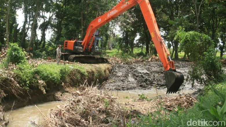 Antisipasi Banjir, Warga Banyuwangi Keruk Sungai Gonggo Antisipasi Banjir, Warga Banyuwangi Keruk Sungai Gonggo