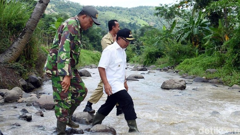 Cerita Plt Bupati Cianjur Menantang Maut Seberangi Sungai Tanpa Jembatan Cerita Plt Bupati Cianjur Menantang Maut Seberangi Sungai Tanpa Jembatan