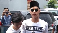 Al tampak mengenakan kaus putih bergambar Ahmad Dhani dan tulisan My Hero. Deny Prastyo Utomo/detikcom