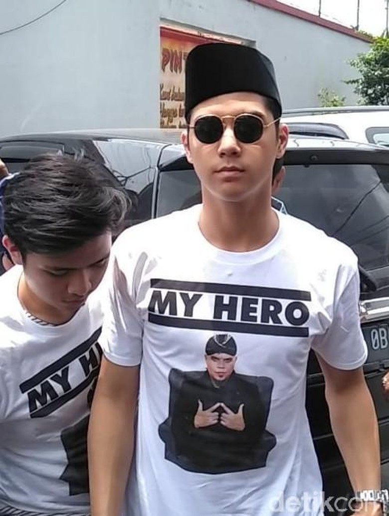 Jenguk Ayah, Al Ghazali Pakai Kaus Bertuliskan My Hero Jenguk Ayah, Al Ghazali Pakai Kaus Bertuliskan My Hero