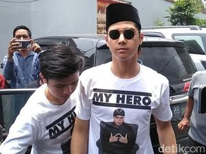 Gaya Al Ghazali Pakai Kaus My Hero Jenguk Ahmad Dhani ke Rutan