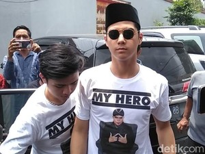 Al Ghazali Jenguk Ahmad Dhani dengan Kaos My Hero