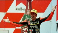 Legenda MotoGP Max Biaggi masih tampil di kelas 250cc saat GP Indonesia 1996 di Sirkuit Sentul. Ketika itu Biaggi finis kedua di belakang Tetsuya Harada. (Mike Cooper/ALLSPORT via Getty Images)
