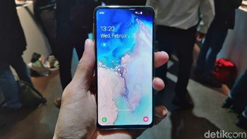 Galaxy S10e hadir dengan layar 5,8 inch Full HD+ Flat Dynamic AMOLED, 19:9 (522ppi). Foto: Muhamad Imron Rosyadi/detikINET