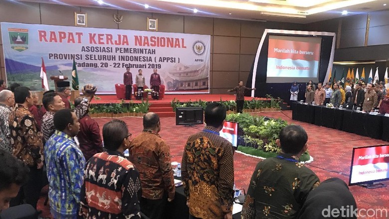 Gaji DPRD Rp 70 Juta, Gubernur Se-Indonesia Minta Naik Gaji Gaji DPRD Rp 70 Juta, Gubernur Se-Indonesia Minta Naik Gaji