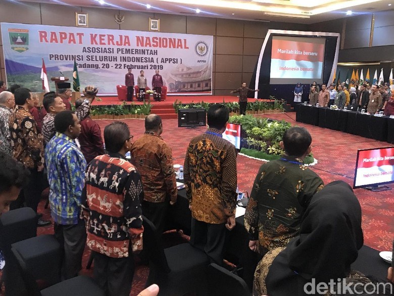 Keluh Gaji Kecil Para Gubernur Keluh Gaji Kecil Para Gubernur