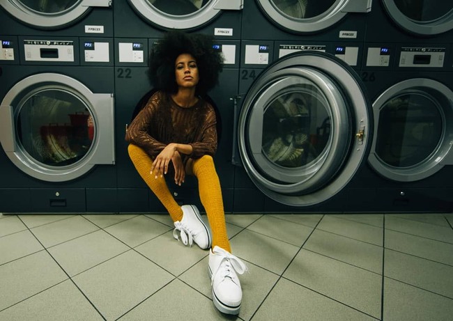 Aku juga berpikir bahwa busana yang kamu pakai akan lebih menonjol dengan latar belakang yang kontras. Kamu tidak ingin latar belakang lebih bersinar dari penampilanmu, ujar selebgram Maren Schi kepada Who What Wear. Foto: Instagram @medinaesteff