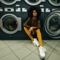 Aku juga berpikir bahwa busana yang kamu pakai akan lebih menonjol dengan latar belakang yang kontras. Kamu tidak ingin latar belakang lebih bersinar dari penampilanmu, ujar selebgram Maren Schi kepada Who What Wear. Foto: Instagram @medinaesteff