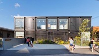 Gedung sekolah itu pun memaksimalkan pencahayaan ruangan dengan menggunakan kaca-kaca besar sehingga tidak membuang-buang energi. Istimewa/Dok. Boredpanda.
