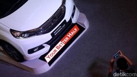 List krom juga nampak diperbayak sehingga menambah kesan elegan nan sporty.