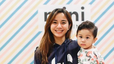 8 Potret Kirana Larasati, Si Mama Gaul Sayang Anak