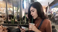 Pose ngopi lain dari Vernita nih. Sepertinya ia doyan minum kopi ya? Foto: Instagram vernitasyabilla