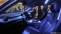 Sementara dari sisi interior ubahannya adalah new seat pattern, new auto day night rear view mirror, dan new glove box light.