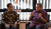 SBY tampak bercerita kepada Jokowi. (Laily Rachev - Biro Pers Sekretariat Presiden)