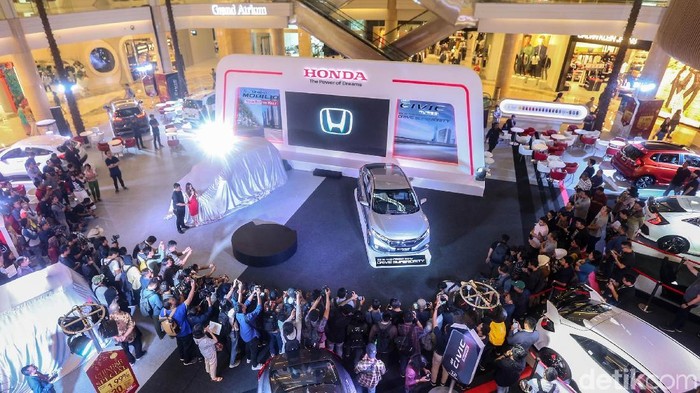 memperkenalkan New Honda Mobilio, PT Honda Prospect Motor (HPM) juga meluncurkan varian terbaru, New Honda Civic 1.5 Turbo.