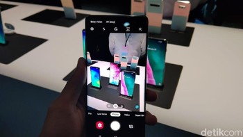 Menjajal kamera Galaxy S10. Foto: Muhamad Imron Rosyadi/detikINET