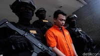 Berkas kasus pembunuhan sekeluarga di Bekasi yang dilakukan tersangka Haris Simamora telah dinyatakan lengkap oleh polisi. Berkas kasus pembunuhan itu pun akan dilimpahkan ke Kejari Bekasi hari ini, Kamis (21/2/2019).